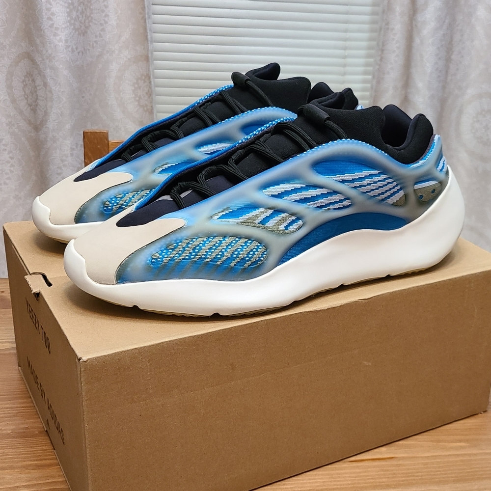 Yeezy 700 V3 'Arzareth' - Picture 1 of 5